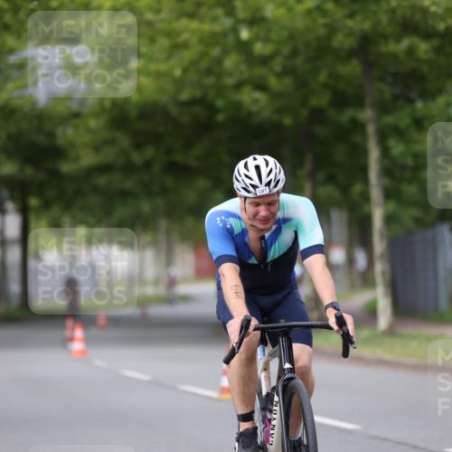 10.08.2025 - GEWOBA Citytriathlon Bremen Yannick Fuchs http://msf.ph/oto/8543490 10.08.2025 12:51:03 Radfahren 551, 681, 719, 768, 776, 894, 924, 937 meine-sportfotos.de