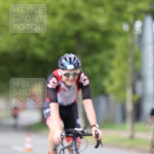 10.08.2025 - GEWOBA Citytriathlon Bremen Yannick Fuchs http://msf.ph/oto/8543518 10.08.2025 12:51:07 Radfahren 551, 681, 719, 768, 776, 894, 924 meine-sportfotos.de