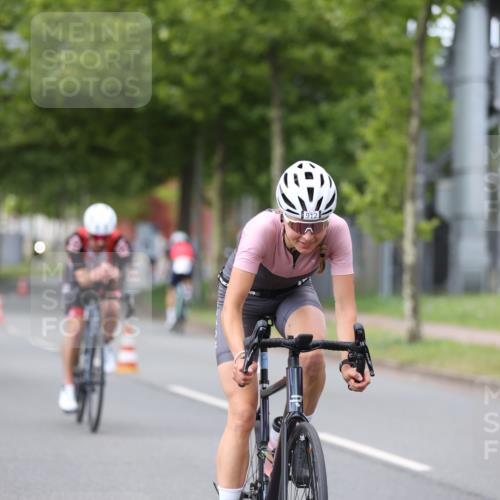10.08.2025 - GEWOBA Citytriathlon Bremen Yannick Fuchs http://msf.ph/oto/8543578 10.08.2025 12:51:26 Radfahren 556, 667, 719, 822, 912 meine-sportfotos.de