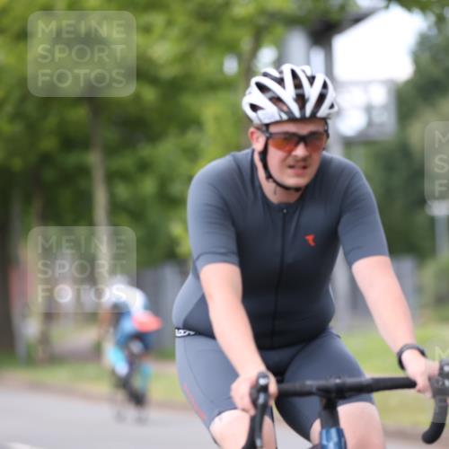 10.08.2025 - GEWOBA Citytriathlon Bremen Yannick Fuchs http://msf.ph/oto/8543790 10.08.2025 12:52:11 Radfahren 664, 708, 738, 891, 905, 973, 977, 1017, 1037 meine-sportfotos.de