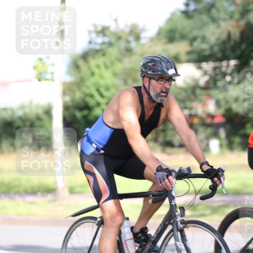 10.08.2025 - GEWOBA Citytriathlon Bremen Yannick Fuchs http://msf.ph/oto/8543871 10.08.2025 10:54:29 Radfahren 75, 123, 153, 356, 427, 492, 500 meine-sportfotos.de