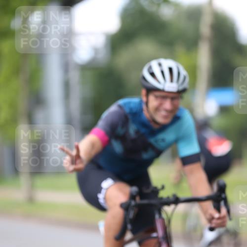 10.08.2025 - GEWOBA Citytriathlon Bremen Yannick Fuchs http://msf.ph/oto/8543919 10.08.2025 12:52:27 Radfahren 599, 603, 639, 701, 834, 858, 891, 1037 meine-sportfotos.de