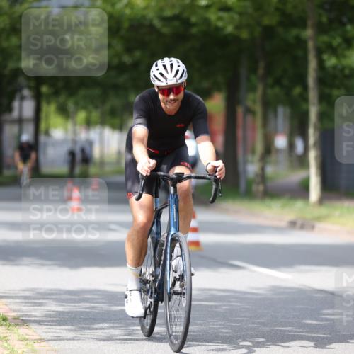 10.08.2025 - GEWOBA Citytriathlon Bremen Yannick Fuchs http://msf.ph/oto/8544123 10.08.2025 12:53:25 Radfahren 570, 631, 734, 759, 872, 902, 933, 966, 1035 meine-sportfotos.de
