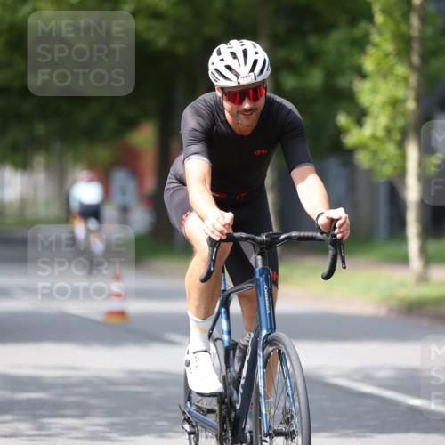 10.08.2025 - GEWOBA Citytriathlon Bremen Yannick Fuchs http://msf.ph/oto/8544129 10.08.2025 12:53:25 Radfahren 570, 631, 734, 759, 872, 902, 933, 966, 1035 meine-sportfotos.de
