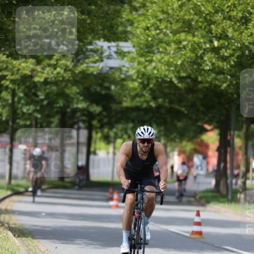 10.08.2025 - GEWOBA Citytriathlon Bremen Yannick Fuchs http://msf.ph/oto/8544456 10.08.2025 12:54:55 Radfahren 563, 591, 632, 728, 736, 761, 781, 1029 meine-sportfotos.de