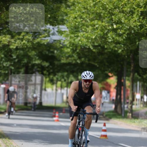 10.08.2025 - GEWOBA Citytriathlon Bremen Yannick Fuchs http://msf.ph/oto/8544460 10.08.2025 12:54:56 Radfahren 563, 591, 632, 728, 736, 761, 781, 1029 meine-sportfotos.de