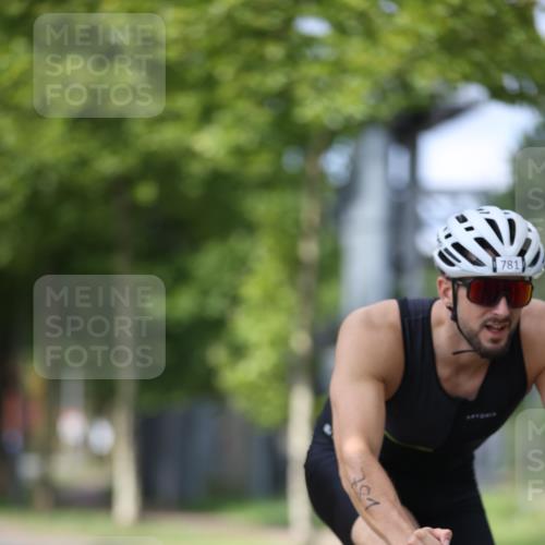 10.08.2025 - GEWOBA Citytriathlon Bremen Yannick Fuchs http://msf.ph/oto/8544474 10.08.2025 12:54:56 Radfahren 563, 591, 632, 728, 736, 761, 781, 1029 meine-sportfotos.de