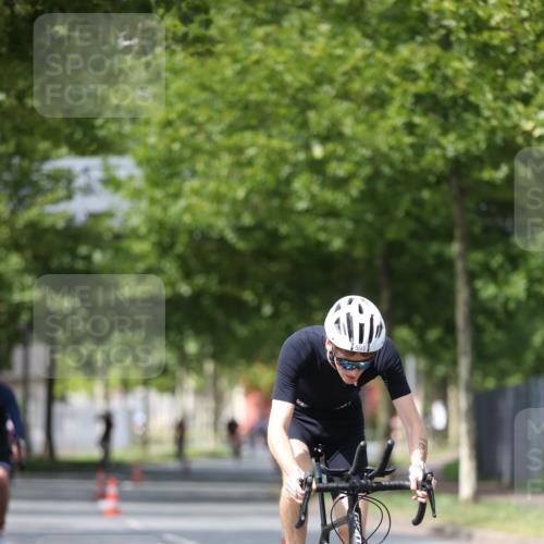 10.08.2025 - GEWOBA Citytriathlon Bremen Yannick Fuchs http://msf.ph/oto/8544490 10.08.2025 12:54:59 Radfahren 563, 591, 632, 714, 728, 736, 761, 766, 781, 794, 1015, 1029 meine-sportfotos.de