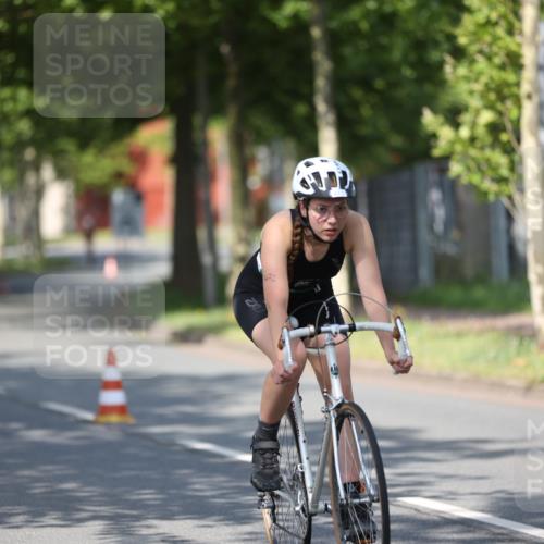 10.08.2025 - GEWOBA Citytriathlon Bremen Yannick Fuchs http://msf.ph/oto/8544560 10.08.2025 10:58:18 Radfahren 1, 125, 165, 185, 221, 402, 443, 445, 453, 472, 493, 506, 513 meine-sportfotos.de