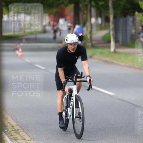 10.08.2025 - GEWOBA Citytriathlon Bremen Yannick Fuchs http://msf.ph/oto/8544736 10.08.2025 12:55:26 Radfahren 696, 804, 843, 877, 982, 1033 meine-sportfotos.de