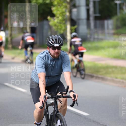 10.08.2025 - GEWOBA Citytriathlon Bremen Yannick Fuchs http://msf.ph/oto/8544756 10.08.2025 12:55:30 Radfahren 658, 696, 729, 804, 843, 880, 982, 1033 meine-sportfotos.de