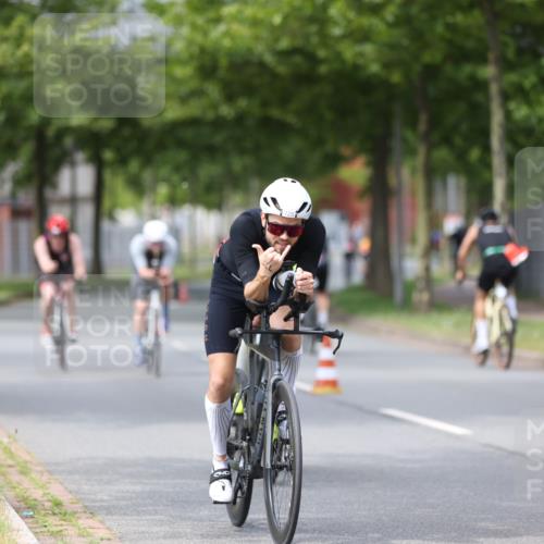 10.08.2025 - GEWOBA Citytriathlon Bremen Yannick Fuchs http://msf.ph/oto/8544772 10.08.2025 12:55:38 Radfahren 636, 658, 729, 779, 804, 843, 880, 982, 1033 meine-sportfotos.de