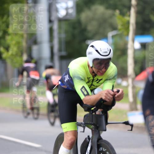 10.08.2025 - GEWOBA Citytriathlon Bremen Yannick Fuchs http://msf.ph/oto/8544779 10.08.2025 12:55:39 Radfahren 636, 658, 729, 779, 804, 843, 880, 982, 1033 meine-sportfotos.de