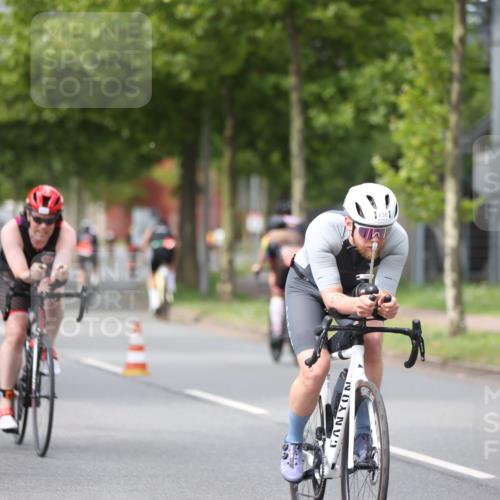 10.08.2025 - GEWOBA Citytriathlon Bremen Yannick Fuchs http://msf.ph/oto/8544787 10.08.2025 12:55:40 Radfahren 636, 658, 729, 779, 804, 843, 880, 1033 meine-sportfotos.de