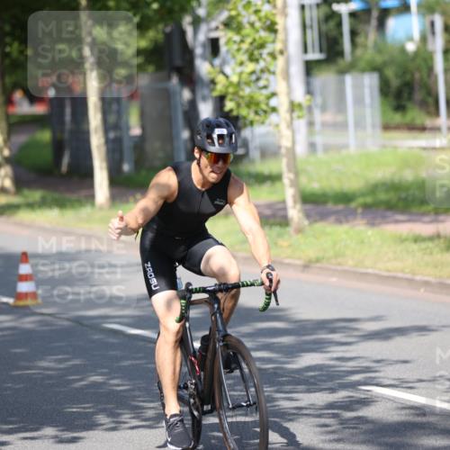 10.08.2025 - GEWOBA Citytriathlon Bremen Yannick Fuchs http://msf.ph/oto/8544866 10.08.2025 11:01:22 Radfahren 37, 87, 410, 440 meine-sportfotos.de