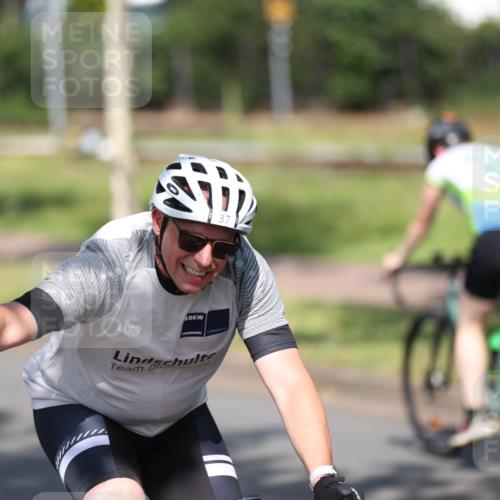 10.08.2025 - GEWOBA Citytriathlon Bremen Yannick Fuchs http://msf.ph/oto/8544888 10.08.2025 11:01:28 Radfahren 37, 87, 410, 440 meine-sportfotos.de