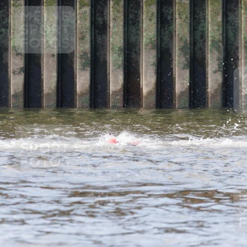 10.08.2025 - GEWOBA Citytriathlon Bremen H.Heesch http://msf.ph/oto/8545051 10.08.2025 10:04:36 Schwimmen  meine-sportfotos.de