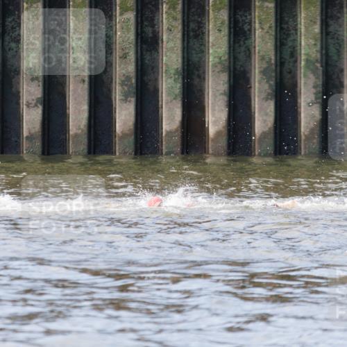 10.08.2025 - GEWOBA Citytriathlon Bremen H.Heesch http://msf.ph/oto/8545103 10.08.2025 10:04:36 Schwimmen  meine-sportfotos.de