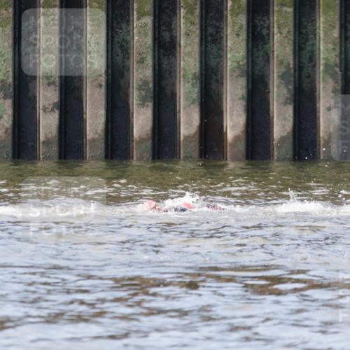 10.08.2025 - GEWOBA Citytriathlon Bremen H.Heesch http://msf.ph/oto/8545153 10.08.2025 10:04:36 Schwimmen  meine-sportfotos.de