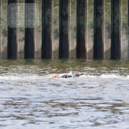 10.08.2025 - GEWOBA Citytriathlon Bremen H.Heesch http://msf.ph/oto/8545175 10.08.2025 10:04:36 Schwimmen  meine-sportfotos.de