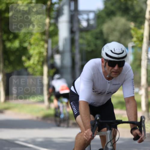10.08.2025 - GEWOBA Citytriathlon Bremen Yannick Fuchs http://msf.ph/oto/8545309 10.08.2025 12:57:03 Radfahren 559, 672, 723, 730, 755, 758, 830, 879, 913, 940, 969, 1003, 1014 meine-sportfotos.de