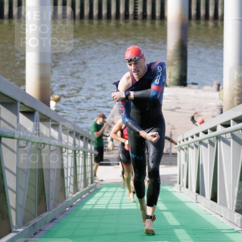 10.08.2025 - GEWOBA Citytriathlon Bremen H.Heesch http://msf.ph/oto/8545360 10.08.2025 10:14:38 Schwimmen 374, 391, 438 meine-sportfotos.de