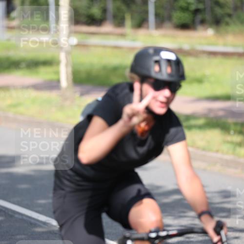 10.08.2025 - GEWOBA Citytriathlon Bremen Yannick Fuchs http://msf.ph/oto/8545393 10.08.2025 11:05:53 Radfahren 179, 217 meine-sportfotos.de