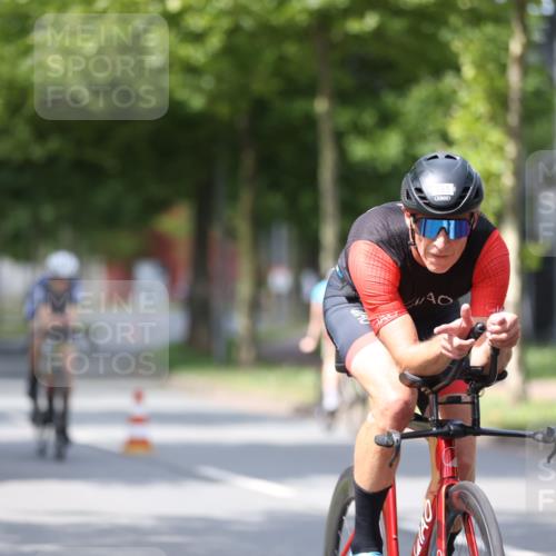 10.08.2025 - GEWOBA Citytriathlon Bremen Yannick Fuchs http://msf.ph/oto/8545621 10.08.2025 12:58:51 Radfahren 602, 705, 762, 802, 870, 885, 910, 921, 1038 meine-sportfotos.de