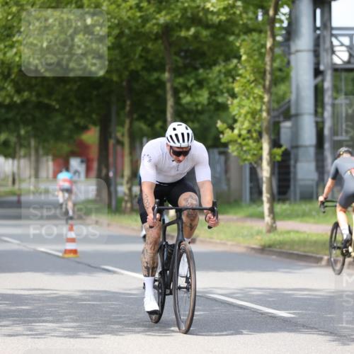 10.08.2025 - GEWOBA Citytriathlon Bremen Yannick Fuchs http://msf.ph/oto/8545649 10.08.2025 12:58:53 Radfahren 602, 705, 762, 802, 870, 885, 910, 921, 1038 meine-sportfotos.de