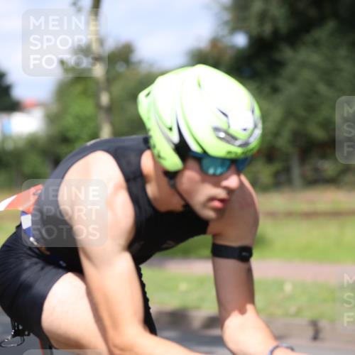 10.08.2025 - GEWOBA Citytriathlon Bremen Yannick Fuchs http://msf.ph/oto/8545741 10.08.2025 12:01:36 Radfahren 553, 560 meine-sportfotos.de