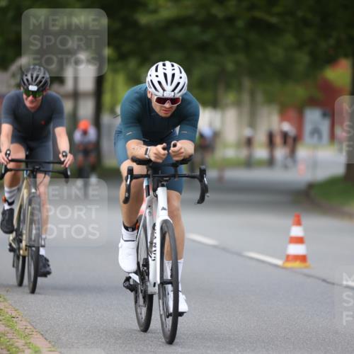 10.08.2025 - GEWOBA Citytriathlon Bremen Yannick Fuchs http://msf.ph/oto/8545746 10.08.2025 12:59:41 Radfahren 595, 644, 698, 850, 889, 907, 934, 949, 975, 978 meine-sportfotos.de