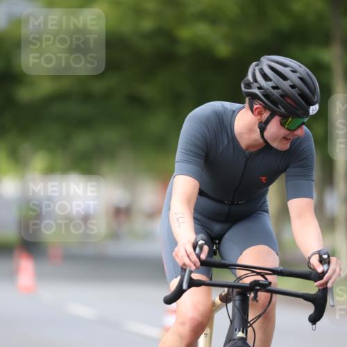 10.08.2025 - GEWOBA Citytriathlon Bremen Yannick Fuchs http://msf.ph/oto/8545754 10.08.2025 12:59:43 Radfahren 595, 614, 623, 628, 644, 698, 850, 889, 907, 934, 949 meine-sportfotos.de