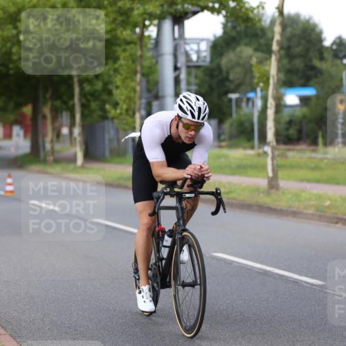 10.08.2025 - GEWOBA Citytriathlon Bremen Yannick Fuchs http://msf.ph/oto/8545830 10.08.2025 12:02:27 Radfahren 584, 844 meine-sportfotos.de
