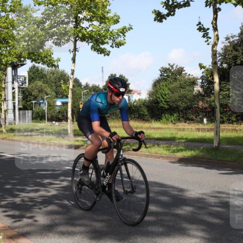10.08.2025 - GEWOBA Citytriathlon Bremen Yannick Fuchs http://msf.ph/oto/8545883 10.08.2025 10:36:22 Radfahren 99, 117, 159, 231, 373, 378, 397, 401, 450 meine-sportfotos.de