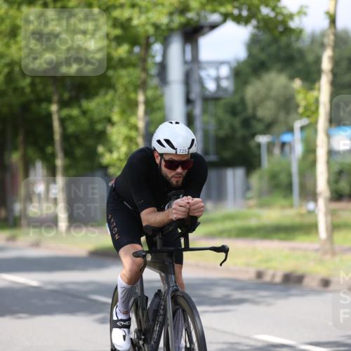 10.08.2025 - GEWOBA Citytriathlon Bremen Yannick Fuchs http://msf.ph/oto/8545910 10.08.2025 12:06:04 Radfahren 554, 729 meine-sportfotos.de