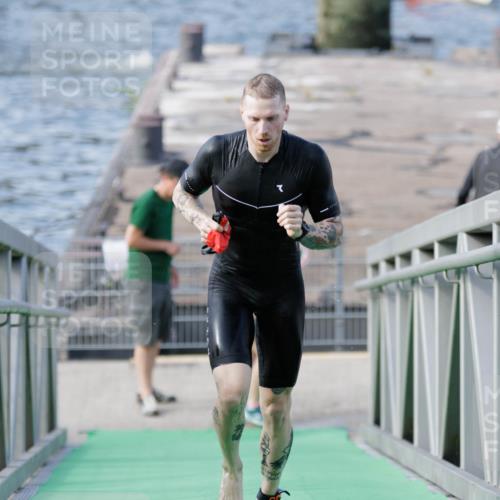 10.08.2025 - GEWOBA Citytriathlon Bremen H.Heesch http://msf.ph/oto/8545912 10.08.2025 10:15:32 Schwimmen 368 meine-sportfotos.de