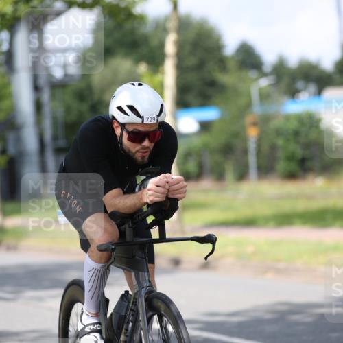 10.08.2025 - GEWOBA Citytriathlon Bremen Yannick Fuchs http://msf.ph/oto/8545914 10.08.2025 12:06:04 Radfahren 554, 729 meine-sportfotos.de