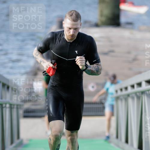 10.08.2025 - GEWOBA Citytriathlon Bremen H.Heesch http://msf.ph/oto/8545984 10.08.2025 10:15:33 Schwimmen 368 meine-sportfotos.de