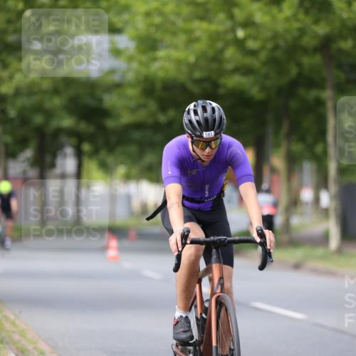 10.08.2025 - GEWOBA Citytriathlon Bremen Yannick Fuchs http://msf.ph/oto/8545993 10.08.2025 13:00:44 Radfahren 581, 613, 677, 785, 1023 meine-sportfotos.de