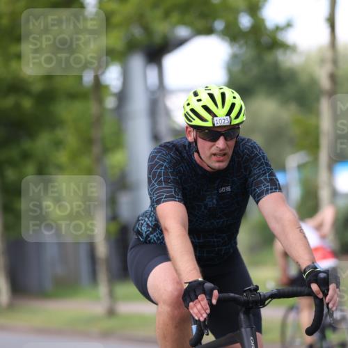 10.08.2025 - GEWOBA Citytriathlon Bremen Yannick Fuchs http://msf.ph/oto/8546019 10.08.2025 13:00:48 Radfahren 581, 613, 669, 677, 785, 1023 meine-sportfotos.de