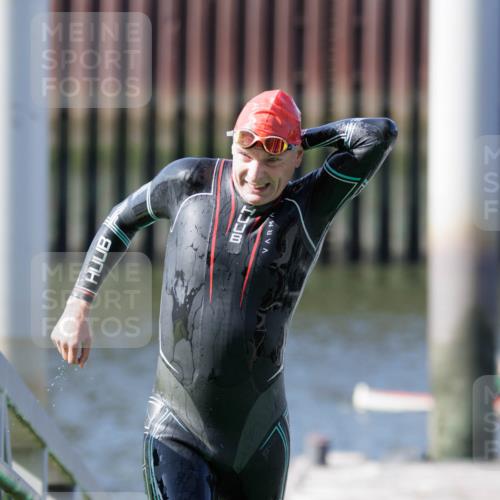 10.08.2025 - GEWOBA Citytriathlon Bremen H.Heesch http://msf.ph/oto/8546037 10.08.2025 10:15:52 Schwimmen 431 meine-sportfotos.de
