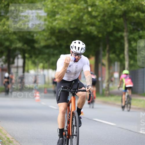 10.08.2025 - GEWOBA Citytriathlon Bremen Yannick Fuchs http://msf.ph/oto/8546050 10.08.2025 13:00:57 Radfahren 613, 646, 669, 677, 684, 713, 837, 862, 944, 1023 meine-sportfotos.de