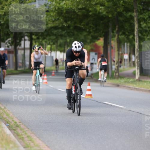 10.08.2025 - GEWOBA Citytriathlon Bremen Yannick Fuchs http://msf.ph/oto/8546068 10.08.2025 13:01:01 Radfahren 646, 669, 677, 684, 713, 837, 862, 944, 1001 meine-sportfotos.de