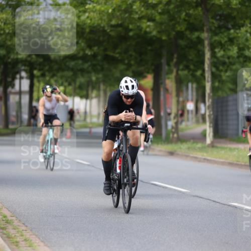 10.08.2025 - GEWOBA Citytriathlon Bremen Yannick Fuchs http://msf.ph/oto/8546074 10.08.2025 13:01:01 Radfahren 646, 669, 677, 684, 713, 837, 862, 944, 1001 meine-sportfotos.de