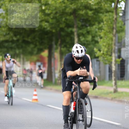 10.08.2025 - GEWOBA Citytriathlon Bremen Yannick Fuchs http://msf.ph/oto/8546078 10.08.2025 13:01:02 Radfahren 646, 669, 677, 684, 713, 837, 862, 926, 944, 1001 meine-sportfotos.de