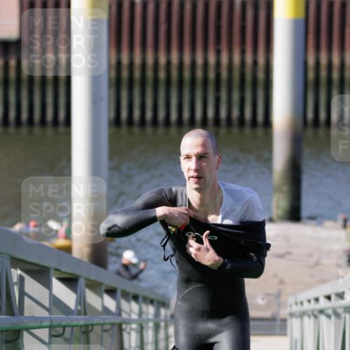 10.08.2025 - GEWOBA Citytriathlon Bremen H.Heesch http://msf.ph/oto/8546133 10.08.2025 10:16:20 Schwimmen 395, 511 meine-sportfotos.de