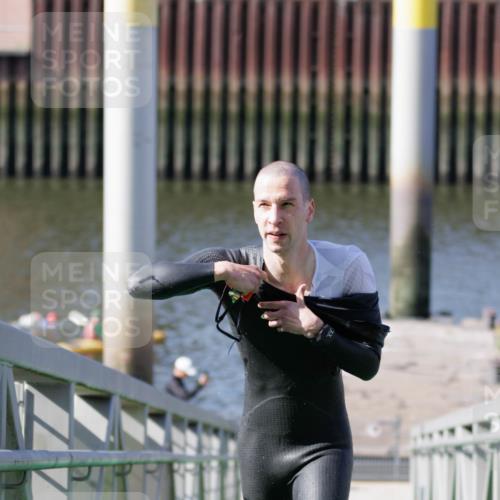 10.08.2025 - GEWOBA Citytriathlon Bremen H.Heesch http://msf.ph/oto/8546137 10.08.2025 10:16:20 Schwimmen 395, 511 meine-sportfotos.de