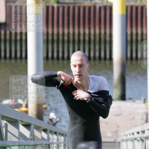 10.08.2025 - GEWOBA Citytriathlon Bremen H.Heesch http://msf.ph/oto/8546140 10.08.2025 10:16:20 Schwimmen 395, 511 meine-sportfotos.de