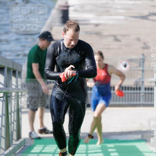 10.08.2025 - GEWOBA Citytriathlon Bremen H.Heesch http://msf.ph/oto/8546144 10.08.2025 10:16:26 Schwimmen 377, 395 meine-sportfotos.de