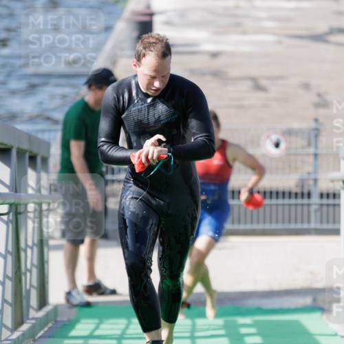 10.08.2025 - GEWOBA Citytriathlon Bremen H.Heesch http://msf.ph/oto/8546147 10.08.2025 10:16:26 Schwimmen 377, 395 meine-sportfotos.de